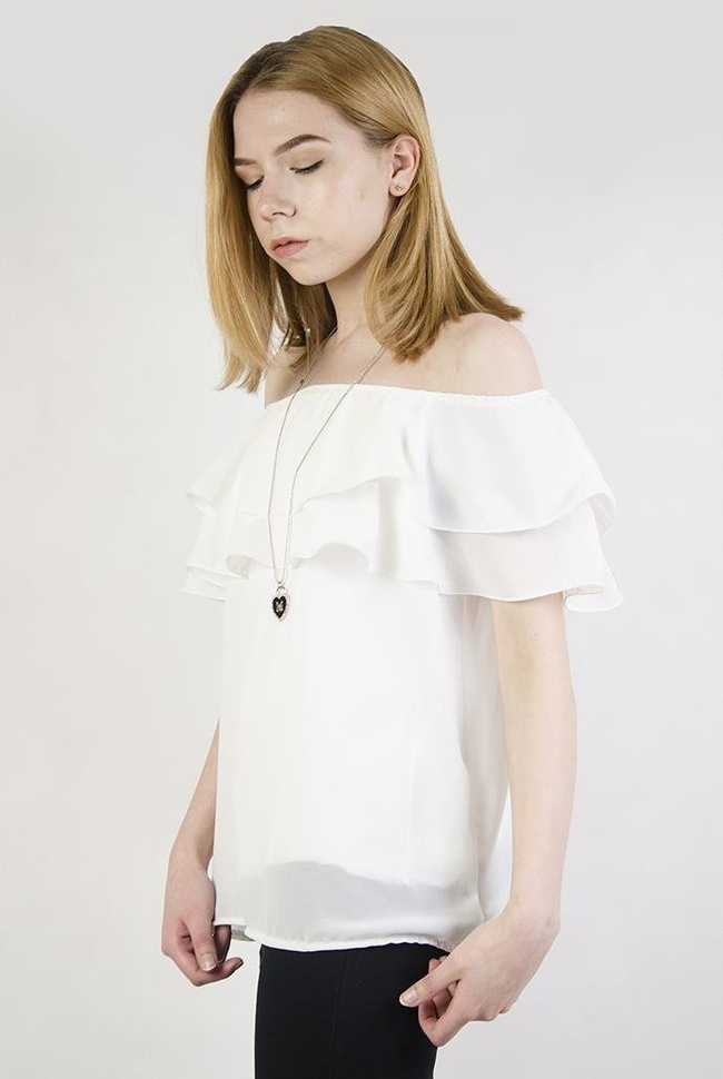 Biała bluzka z falbaną w dekolcie, z wisiorkiem