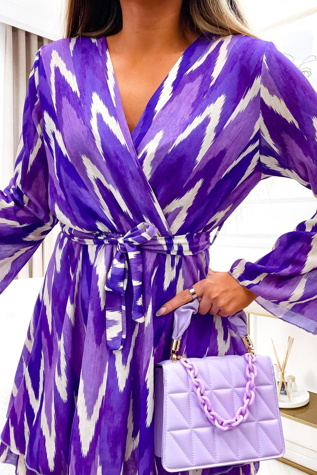 WZORZYSTA SUKIENKA WIĄZANA W PASIE- FIOLETOWA