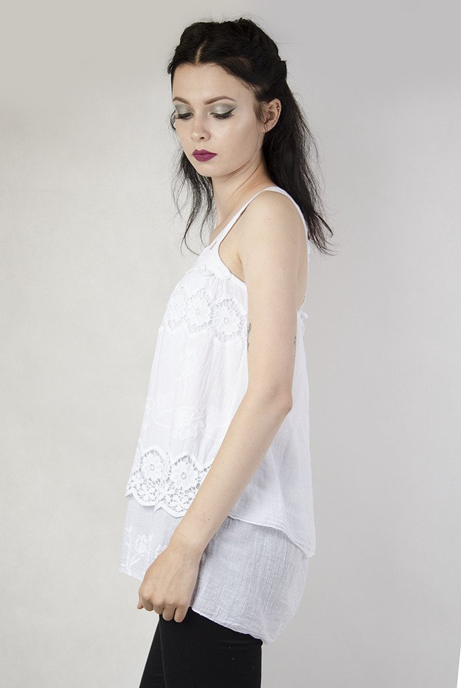 Biała bluzka dwuwarstwowa z ażurowymi kwiatami i ramiączkami