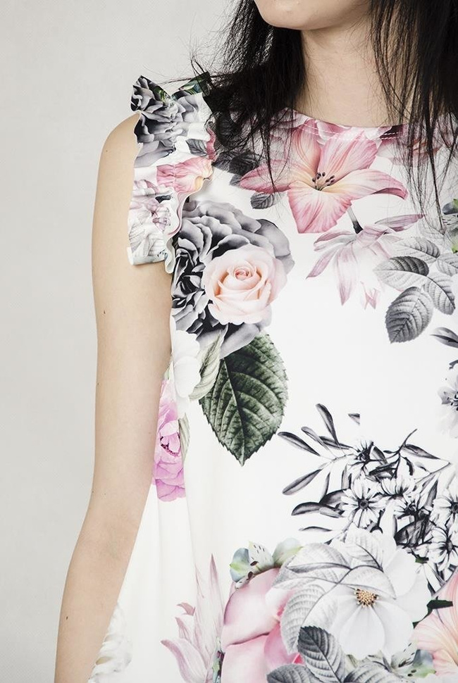 Biała bluzka w kwiatowy wzór, z falbanką