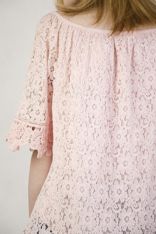 Jasnoróżowa bluzka ażurowa, z hiszpańskim dekoltem