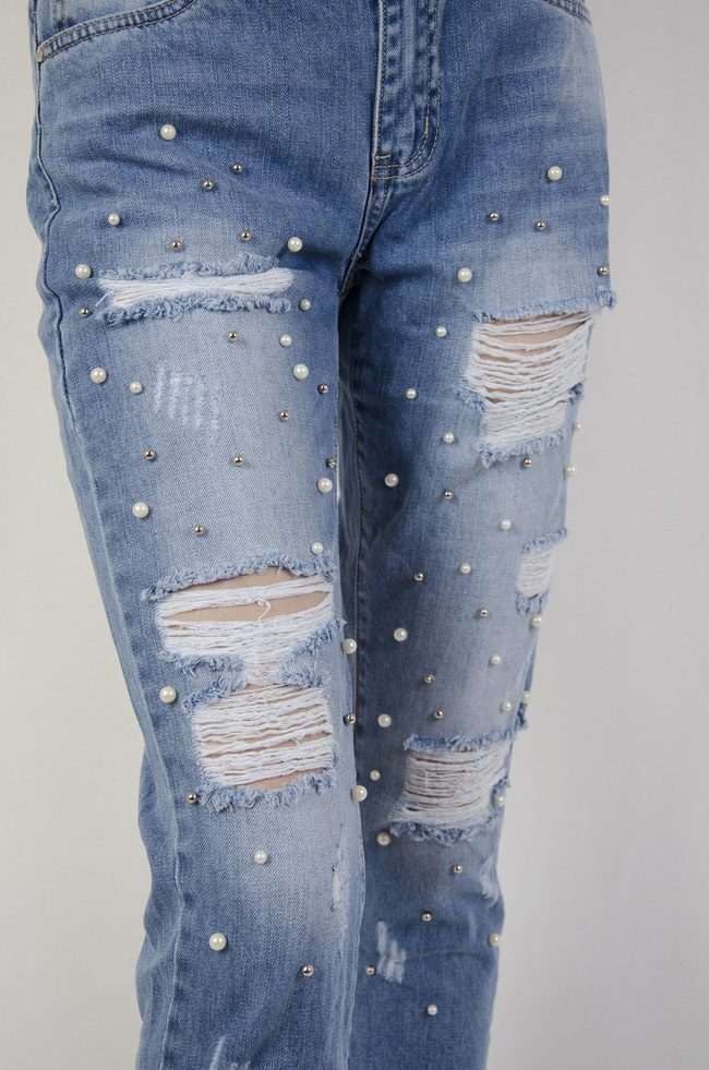 Spodnie jeansowe typu boyfriend z koralikami i przetarciami