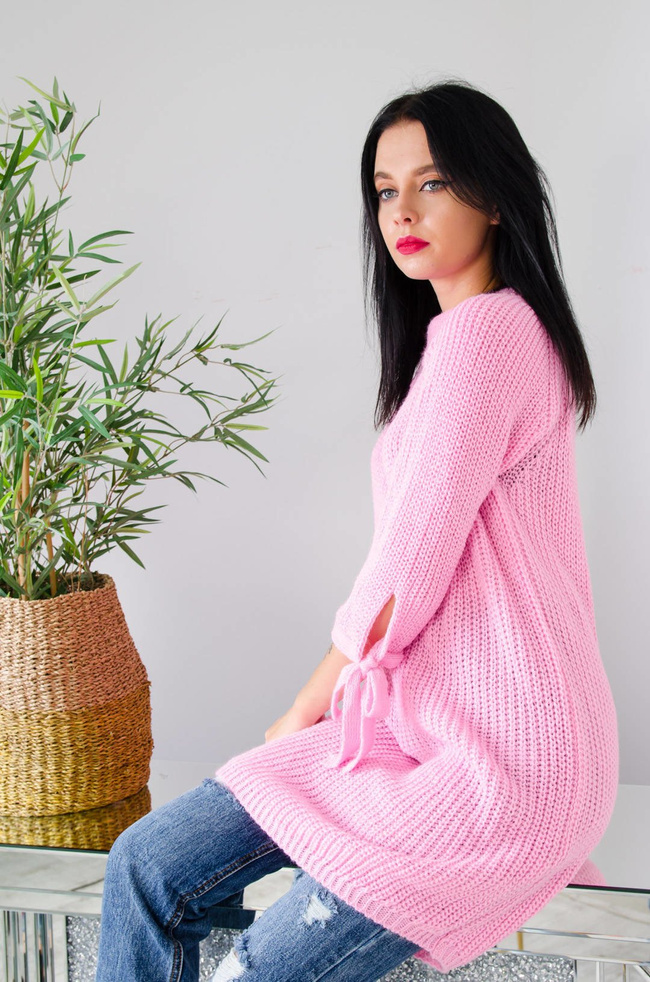 DŁUGI RÓŻOWY SWETER-SUKIENKA Z WIĄZANIEM NA RĘKAWACH