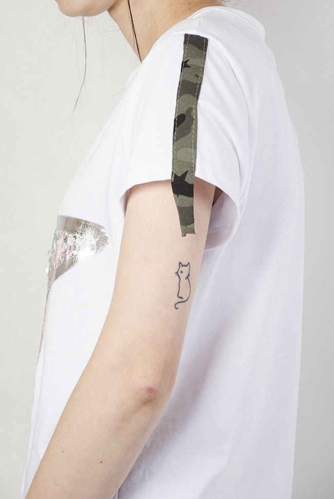 Biała bluzka z gwiazdą i moro paskami