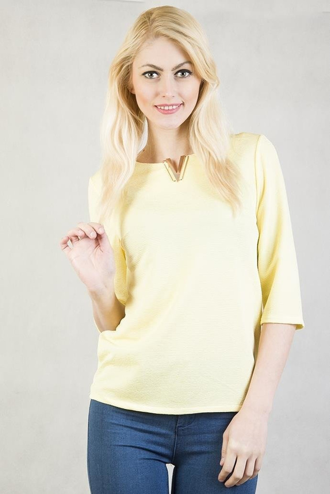 Żółta bluzka z literką "V"