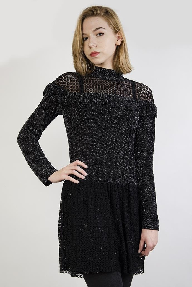 Czarna sukienka półgolf z koronką w dekolcie