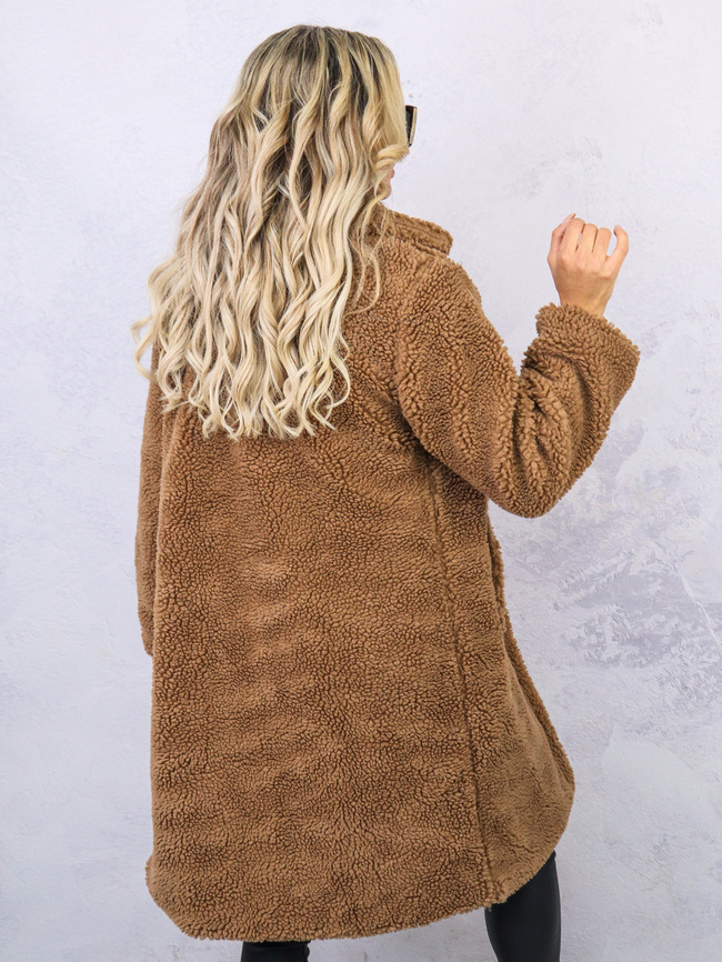 CIEMNOBRĄZOWY PLUSZOWY PŁASZCZ Z KOŁNIERZEM