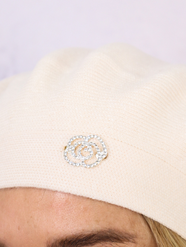 BERET DAMSKI Z BROSZKĄ- EKRI