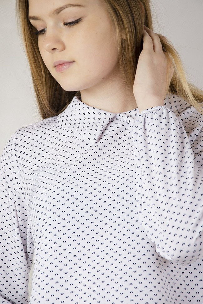 Biała bluzka koszulowa z kołnierzykiem, cała w czarne wzorki