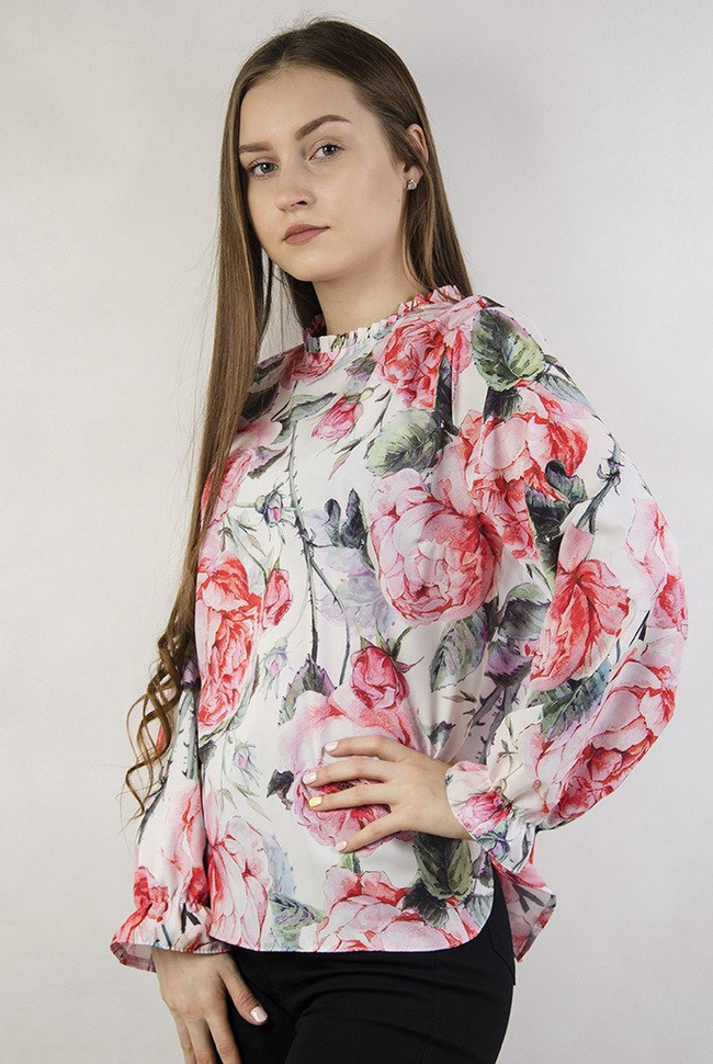 Biała bluzka w róże