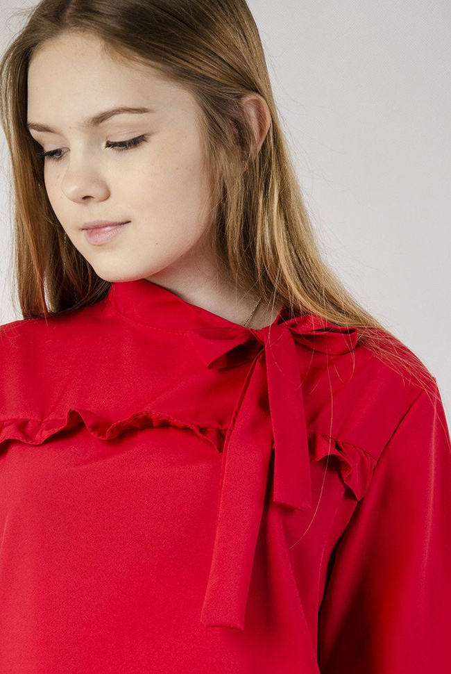 Czerwona bluzka koszulowa  z falbanką oraz wiązaniem przy szyi