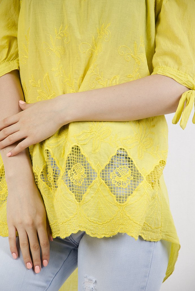 Żółta bluzka ze wzorami na dole