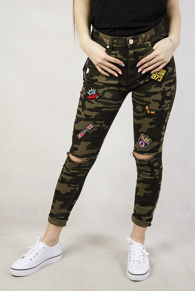 Spodnie moro z naszywkami