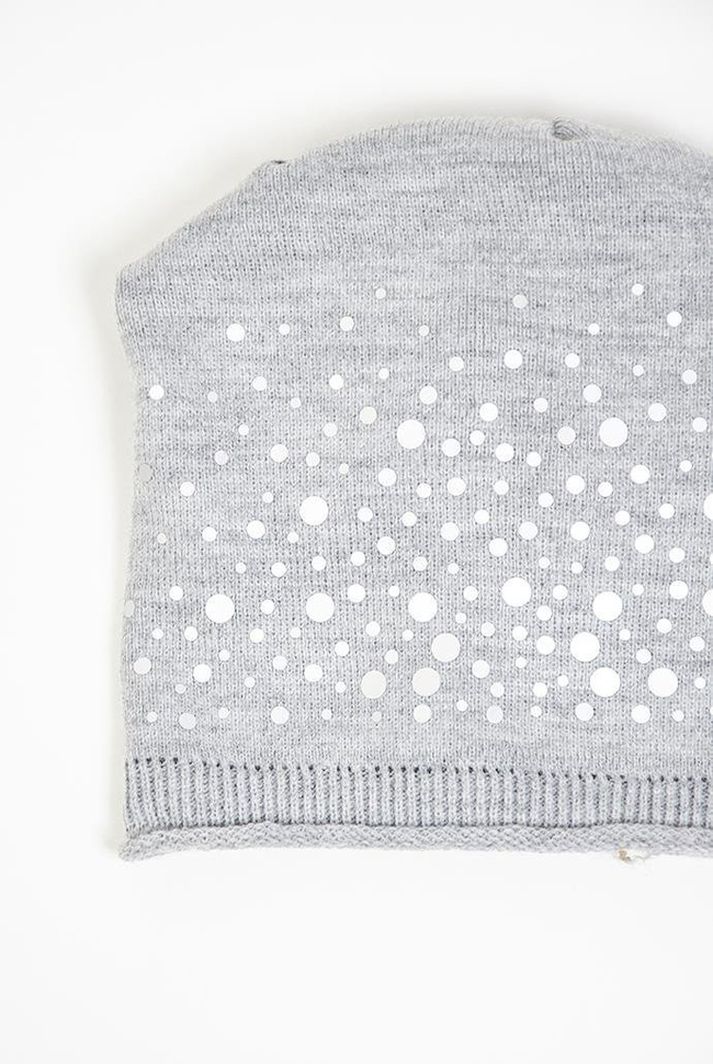 Jasnoszara czapka ze srebrnymi kropkami