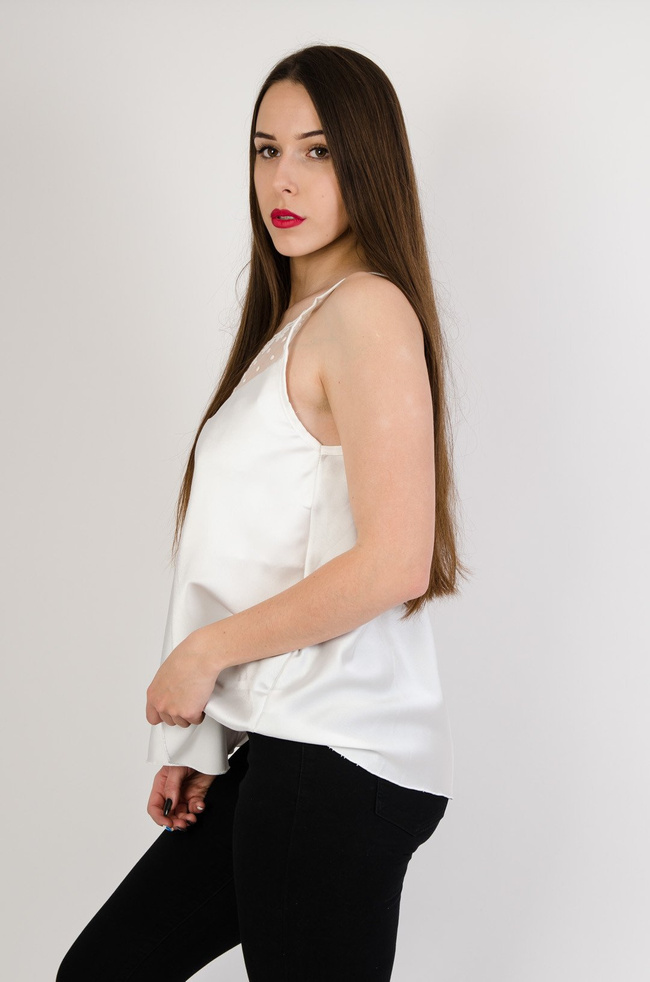 Biała satynowa bluzka na ramiączka z koronką