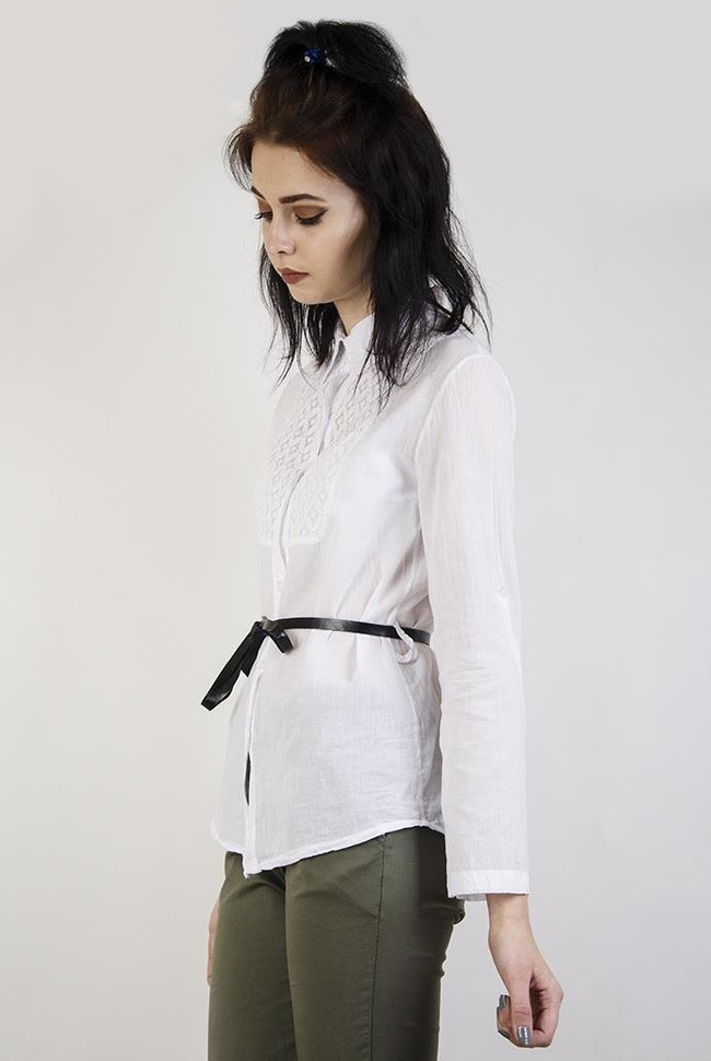 Biała koszula z czarnym wiązaniem w pasie