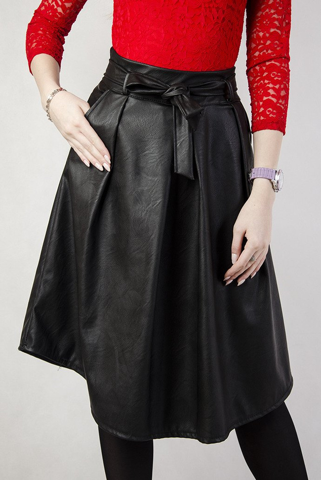 Czarna rozkloszowana skórkowa spódnica za kolano