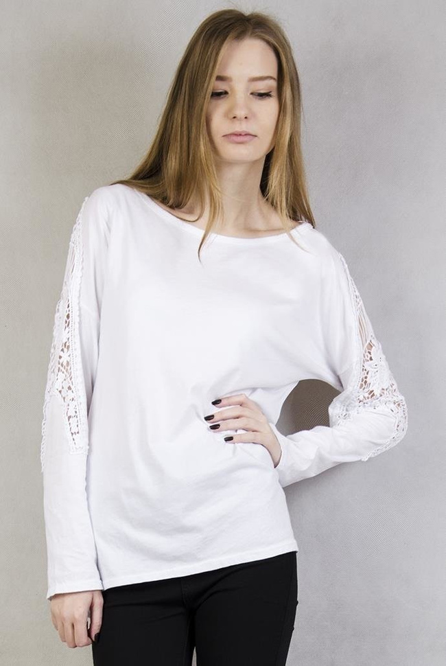 Biała bluzka z haftowanymi kwiatami