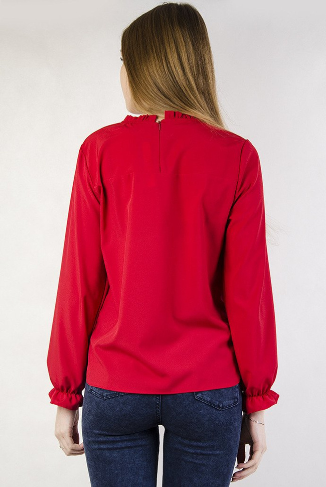 Czerwona bluzka z falbanką przy szyi