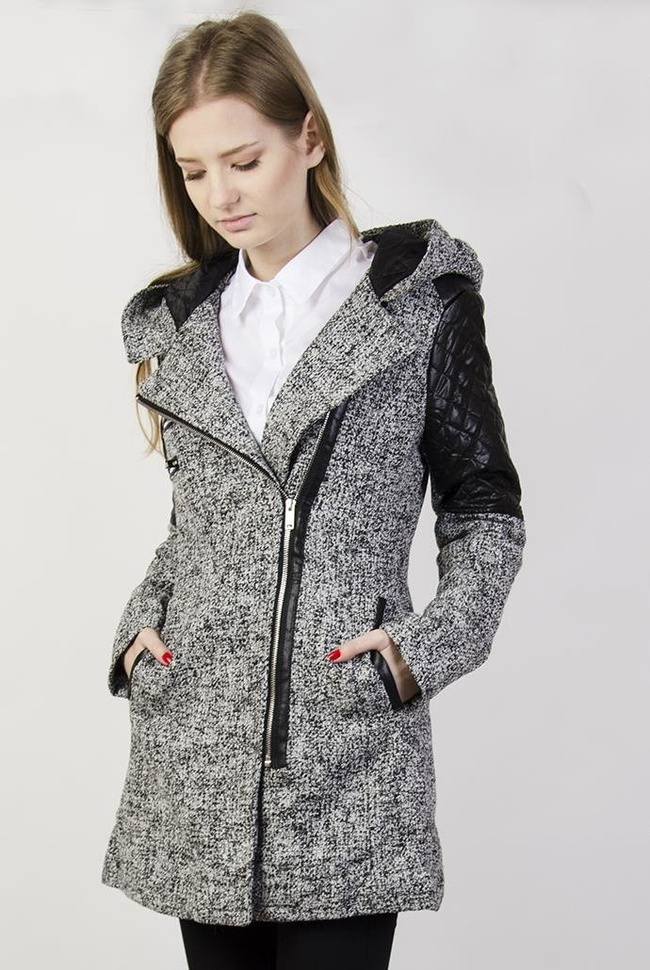 Jasnoszary płaszcz z kapturem i czarnymi wstawkami