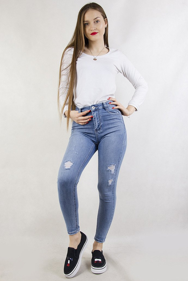 Jasne spodnie jeansowe z przetarciami