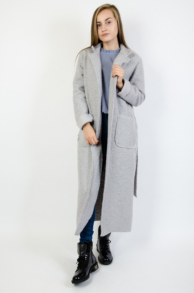 Szary płaszcz wiązany w pasie