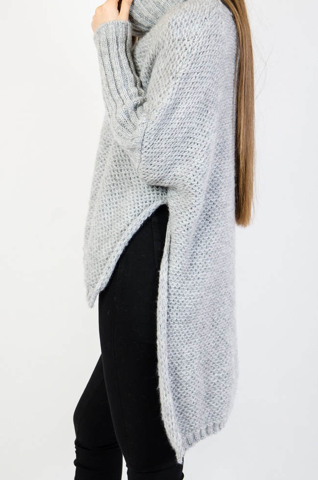 Asymetryczny szary sweter oversize z golfem