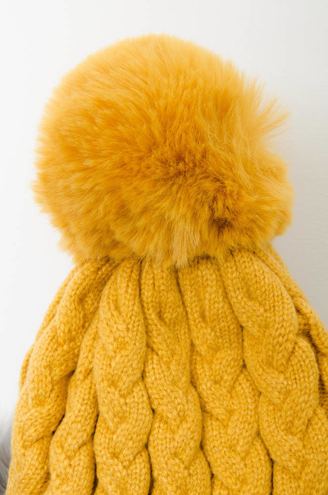 MUSZTARDOWA ZIMOWA CZAPKA PLECIONA Z POMPONEM 