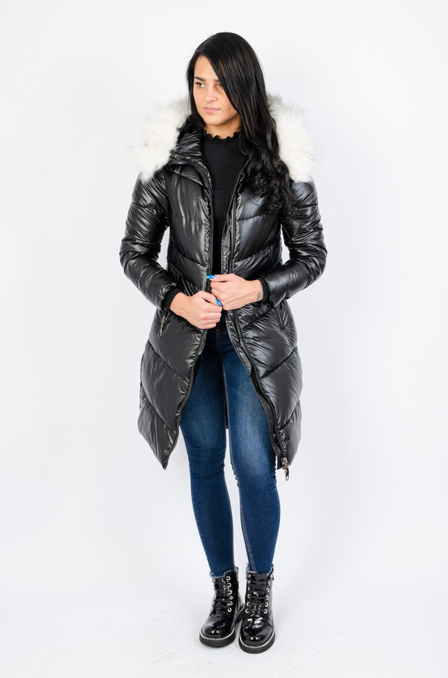 Czarny pikowany płaszcz z futerkiem przy kapturze