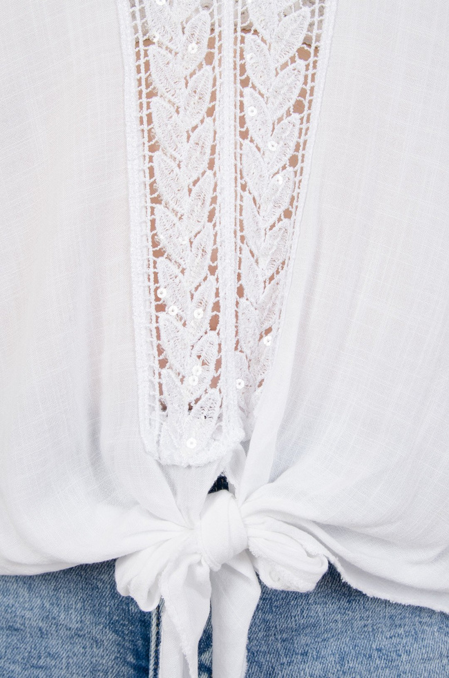 Biała bluzka z szerokimi rękawami wiązana na przodzie