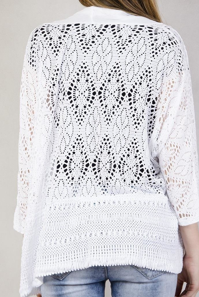 Koronkowa narzutka z szerokim plecionym pasem na dole biała