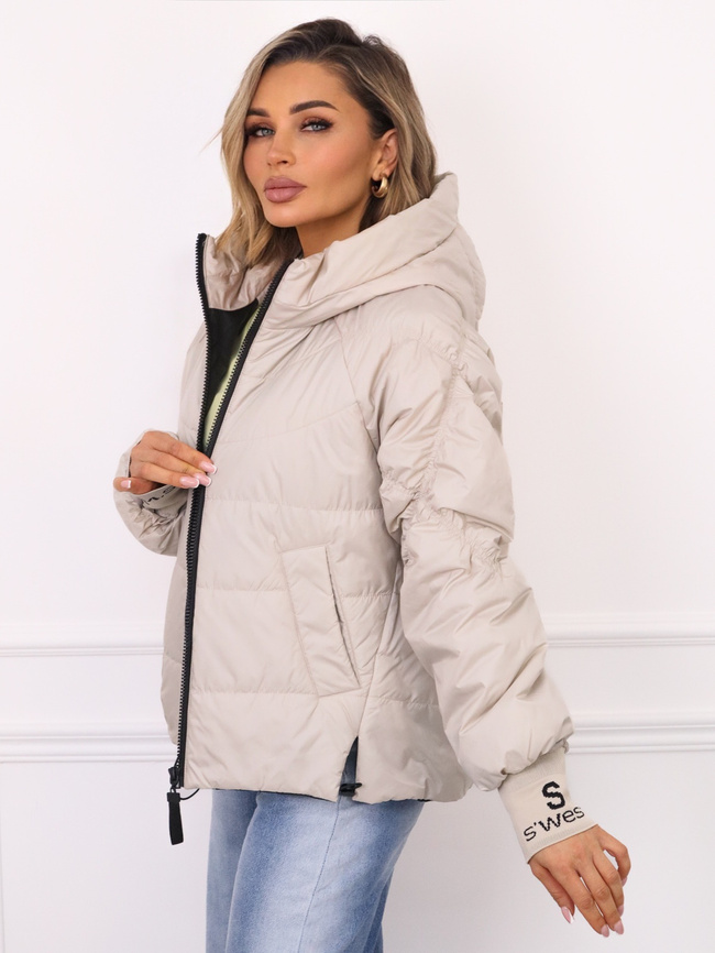 KURTKA Z OZDOBNYMI PRZESZYCIAMI NA RĘKAWACH I PRZEDŁUŻANYM ŚCIĄGACZEM- JASNOBEŻOWA