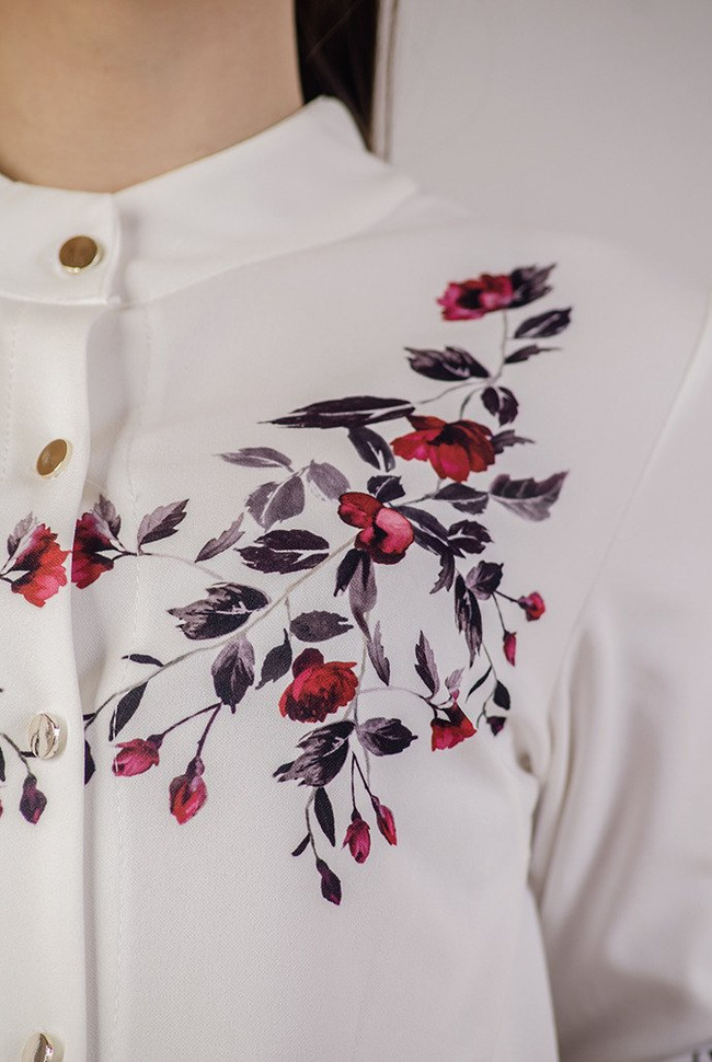 Biała sukienka z kwiatami