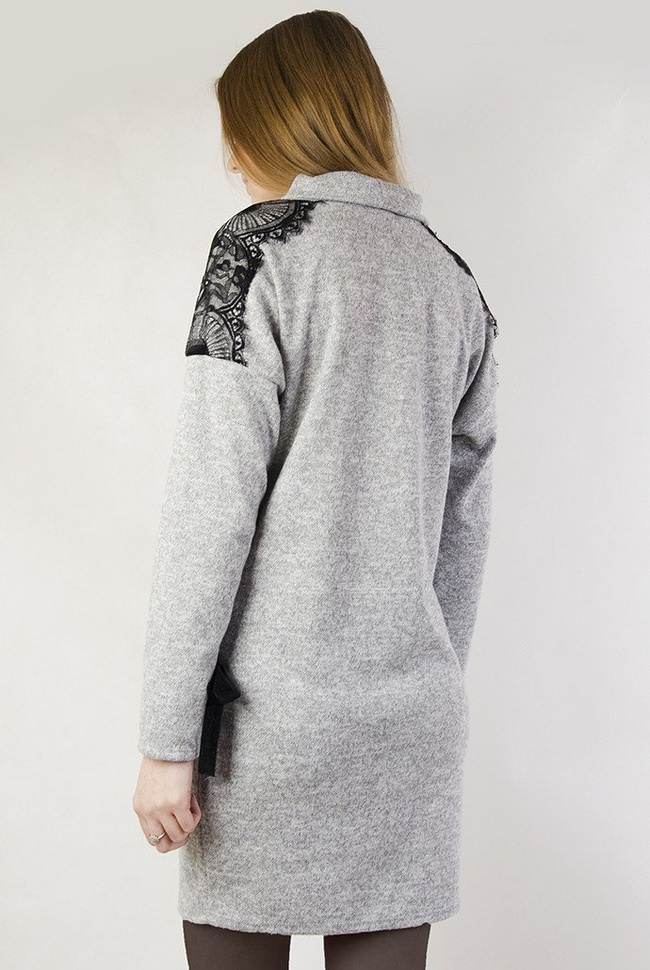 Szara prosta sukienka z koronką na ramionach oraz golfem