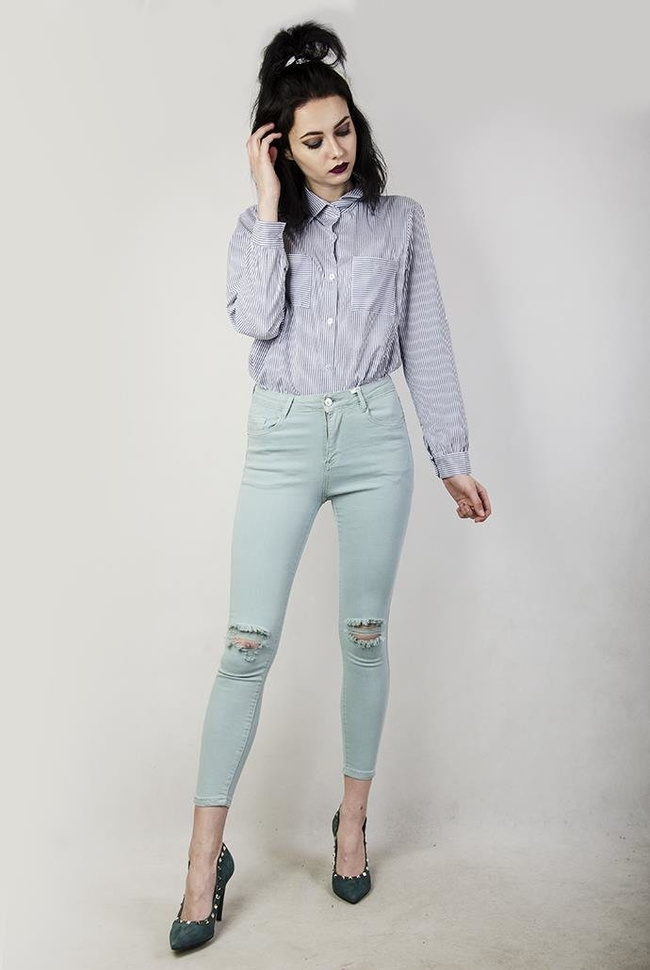 Jasnozielone spodnie jeansowe z wycięciami i wysokim stanem