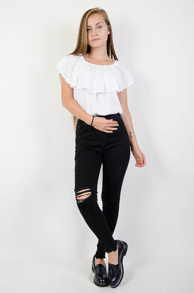 Czarne jeansowe spodnie z przetarciami oraz szarpaniem na dole nogawki