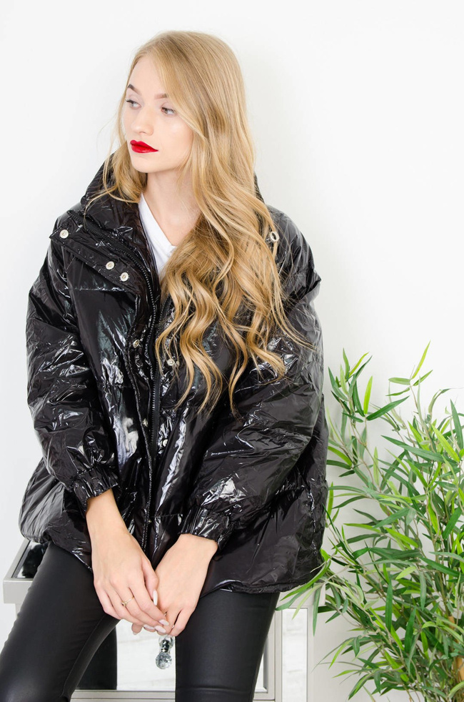 CZARNA POŁYSKUJĄCA WINYLOWA KURTKA ZE STÓJKĄ