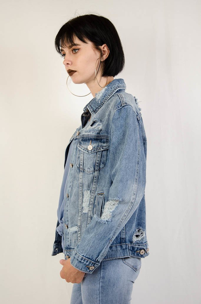 Kurtka jeansowa zapinana na guziki, z przetarciami