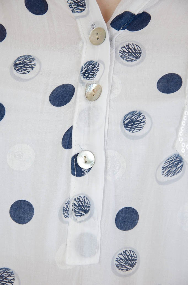 Biała koszula w kropki z cekinową kieszonką