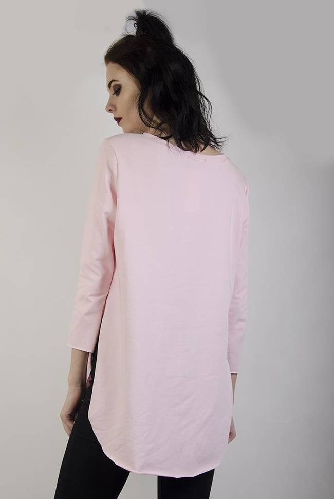 Jasnoróżowa, asymetryczna bluzka o prostym kroju