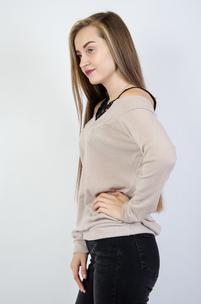 Beżowa dzianinowa bluzka z wstawkami z koronki 