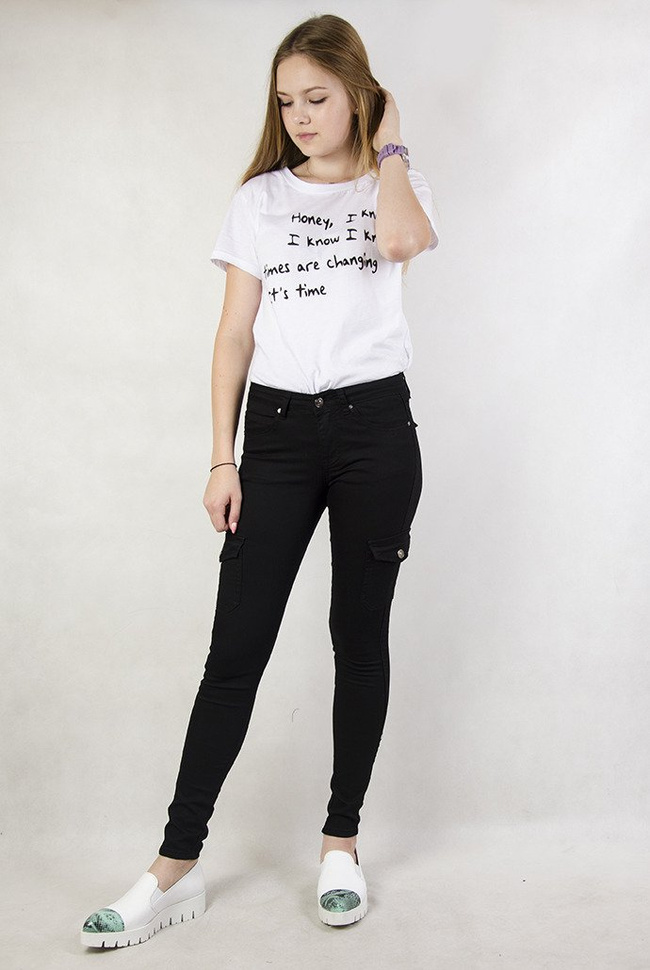 Czarne spodnie bojówki z kieszeniami po bokach