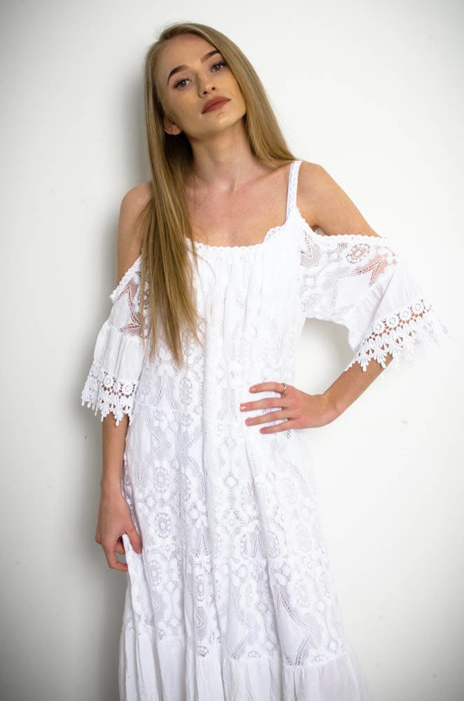 BIAŁA AŻUROWA SUKIENKA Z ODKRYTYMI RAMIONAMI