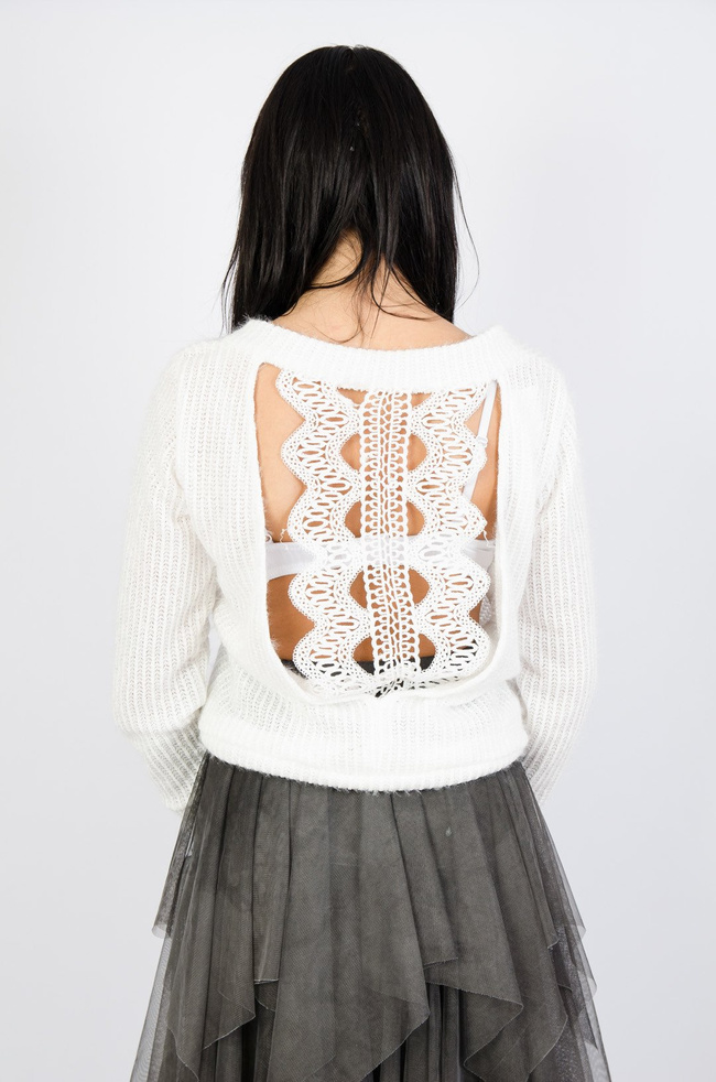 Biały sweter z koronkowym wycięciem na plecach