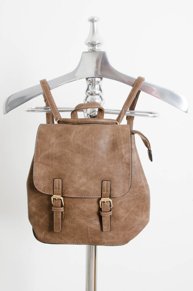 BRĄZOWY PLECAK Z IMITACJI SKÓRY Z OZDOBNYM ZAPIĘCIEM