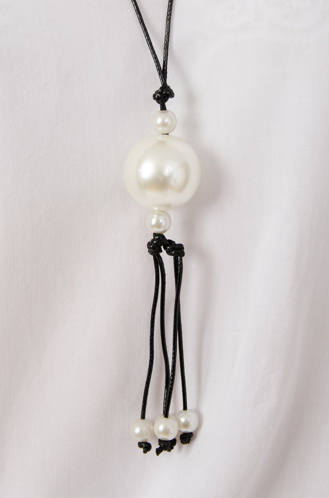 Biała bluzka z guzikami na plecach