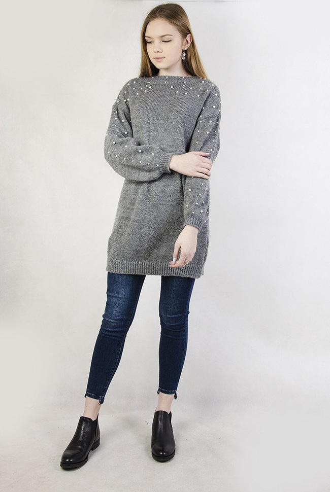 Szary długi sweter z perełkami przy dekolcie oraz rękawach