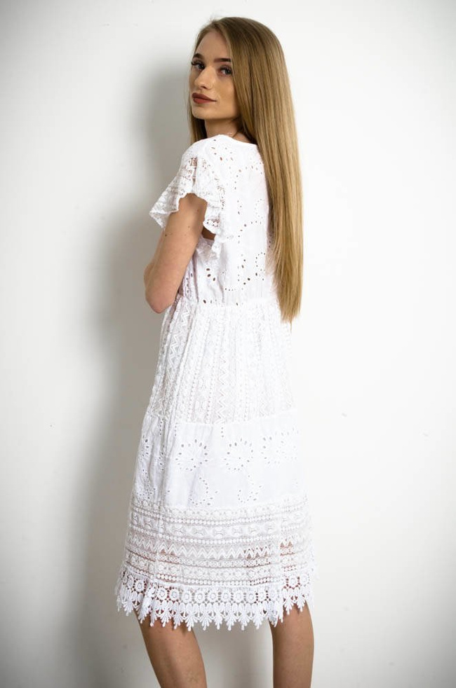 BIAŁA AŻUROWA SUKIENKA MIDI Z KORONKOWYMI WSTAWKAMI