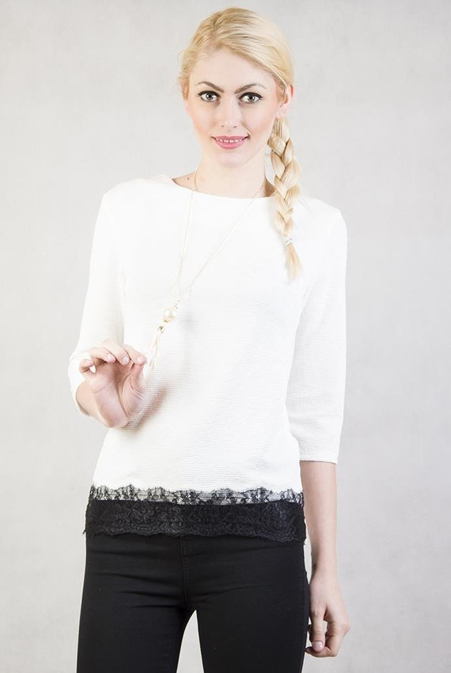 Biała bluzka z koronką i wisiorkiem