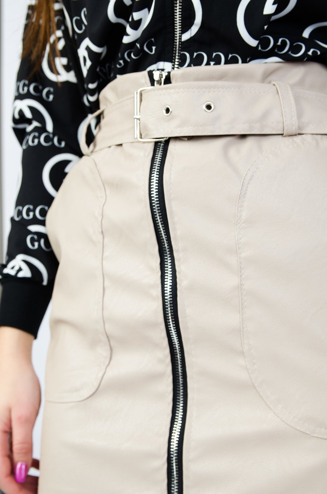 Jasno-beżowa trapezowa spódnica z zamkiem na środku-imitacja skóry